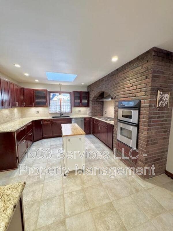 Building Photo - 615 E 101st Ter