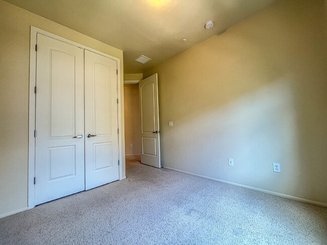 Building Photo - 3 Story townhome