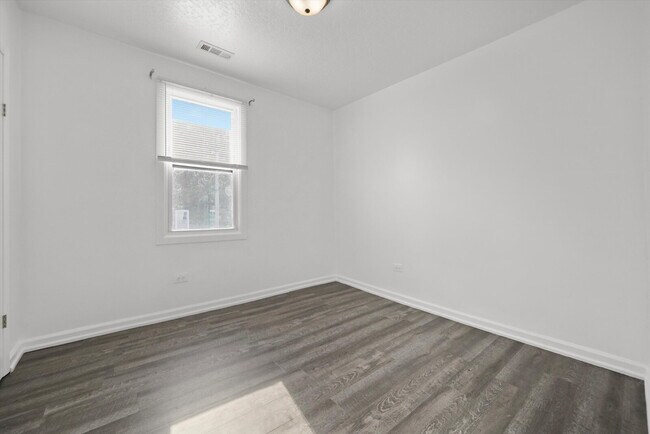 Building Photo - Freshly Renovated 4BR Apartment