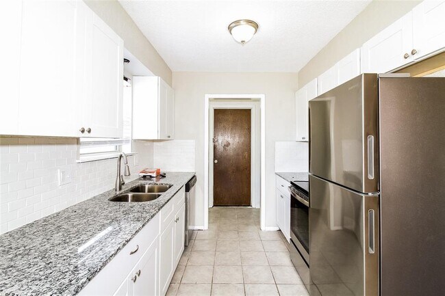 Building Photo - 1004 Cambridge Dr