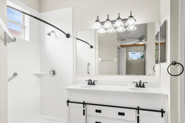 Building Photo - 15234 Searobbin Dr