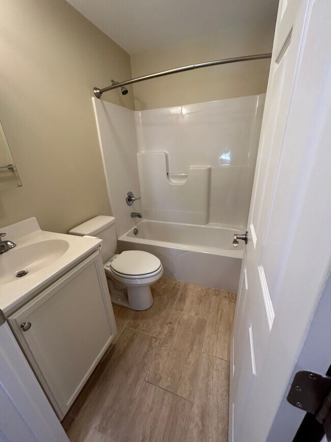 Building Photo - One bedroom one bathroom apartment off of West Union - Downtown Morganton