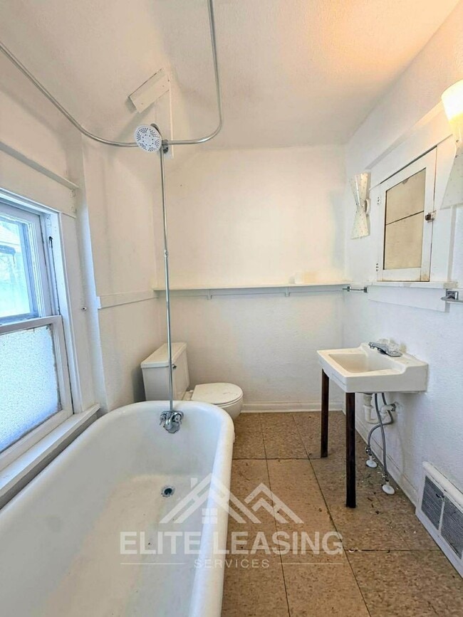 Building Photo - 1134 SW Garfield Ave