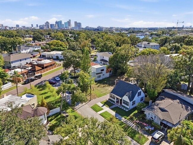 Building Photo - 1004 W Charter St