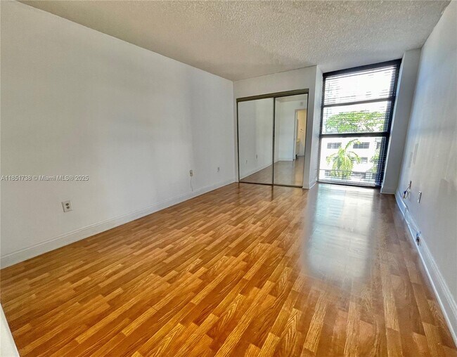 Building Photo - 2501 Brickell Ave