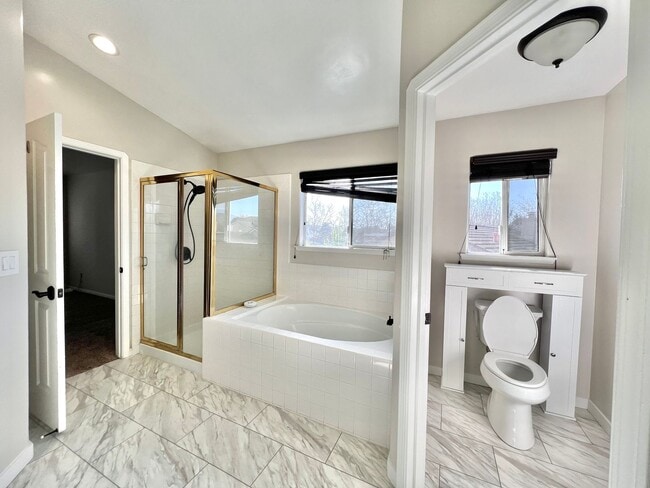 Building Photo - Large Hollister Home in Cul-de-sac