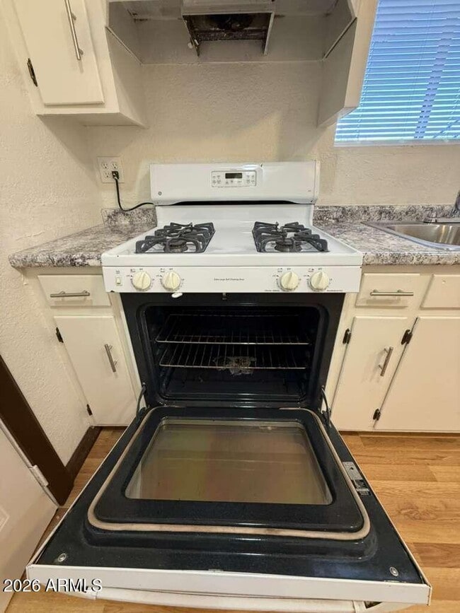 Building Photo - 860 E 13th St