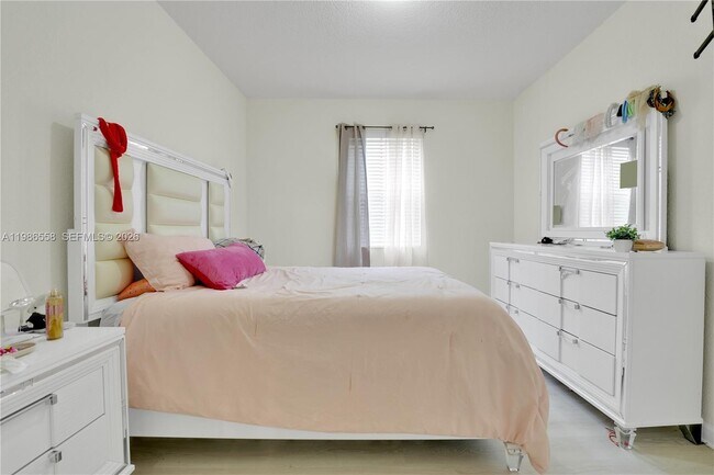 Building Photo - 101 NE 37th Pl