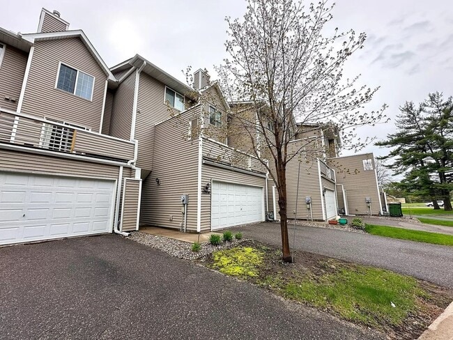 Building Photo - awesome 2 bedroom townhouse in blaine!