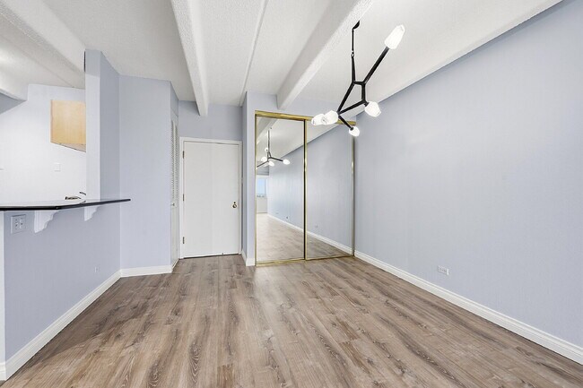 Building Photo - $1,095.95, 1 bed, 1 bath, located in Denver with a gorgeous sunroom