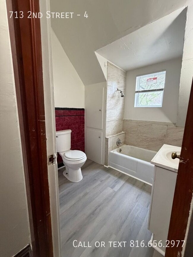 Building Photo - 713 2nd St