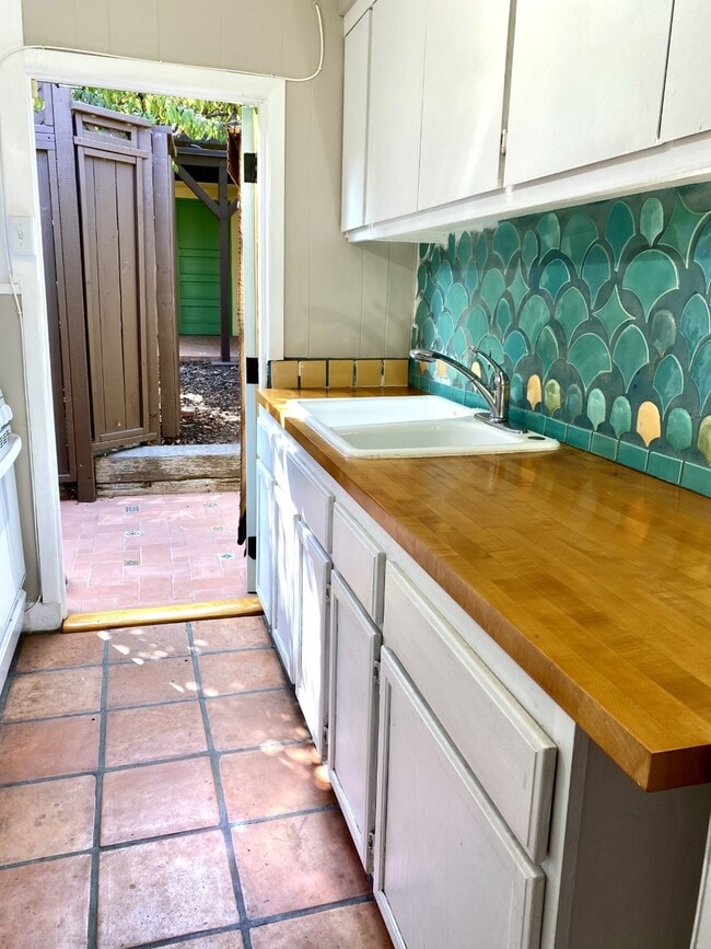 Building Photo - 2707 Strongs Dr