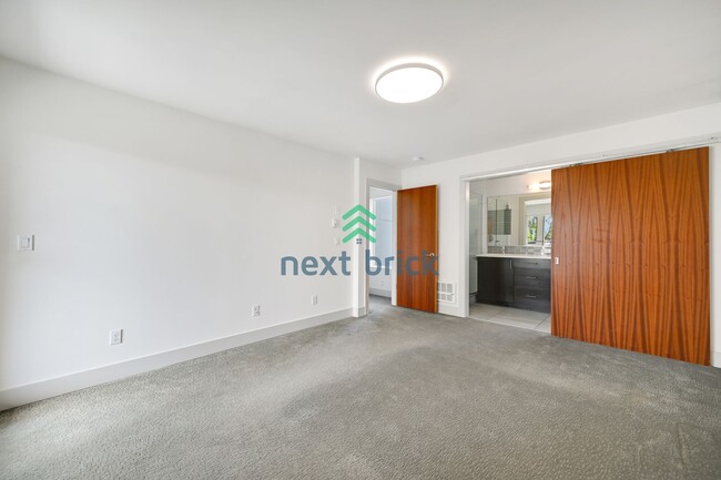 Building Photo - 3 BED & 2 BATH TOWNHOUSE FOR RENT
