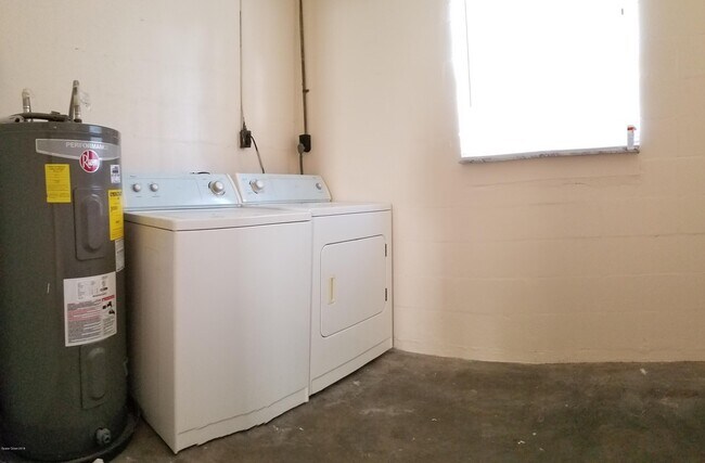 Building Photo - 1335 Boxwood Dr
