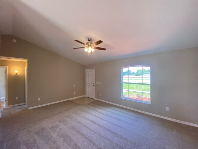 Building Photo - Desirable SE Ocala Neighborhood 3/2/2 *WON...