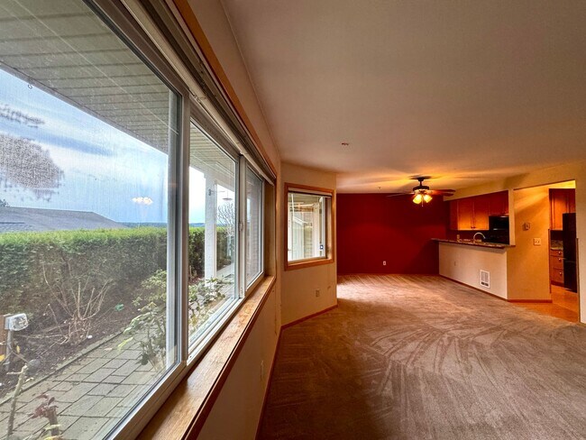 Building Photo - In town Kingston, walking distance to the Seattle and Edmonds ferry, main floor condo