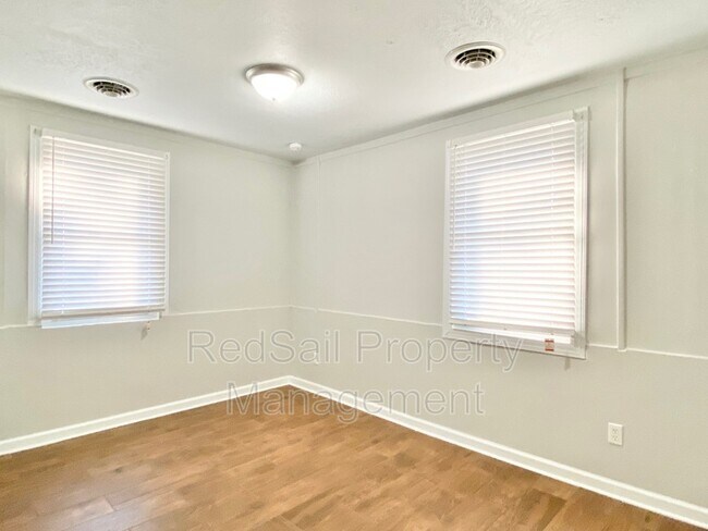 Building Photo - 323 Roane Dr