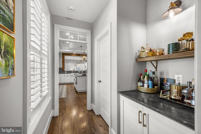 Building Photo - 323 S West St