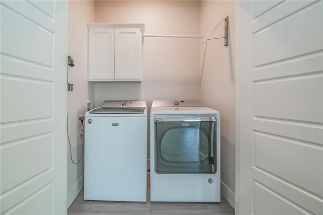 Building Photo - 350 W Kinniburgh Dr