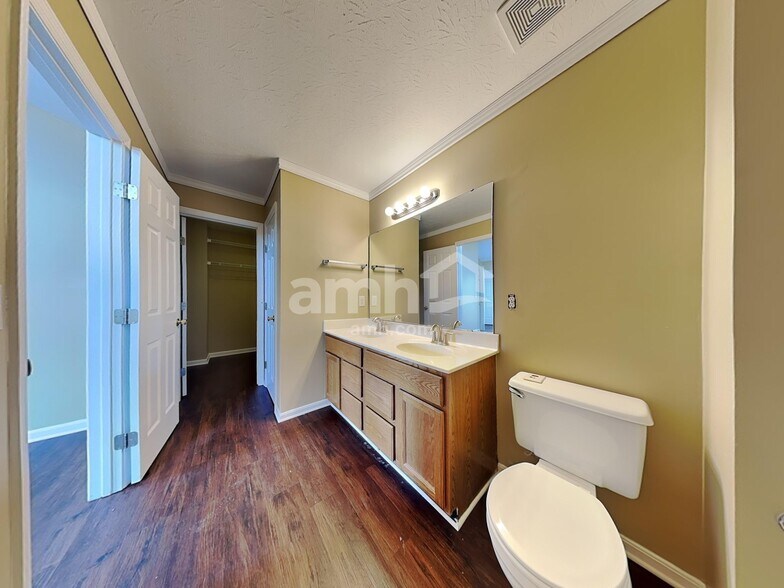 Building Photo - 4695 Woodfield Dr