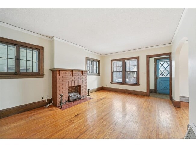 Building Photo - 661 Surrey Ave E