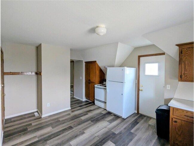 Building Photo - 825 Jessamine Ave E