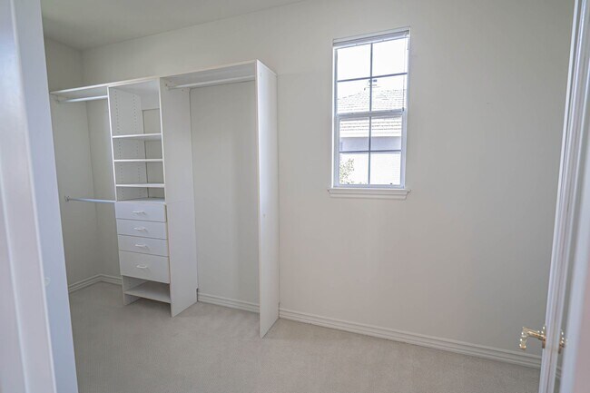 Building Photo - 4 Bedroom Home for Rent on the Lake at Bridgeport!