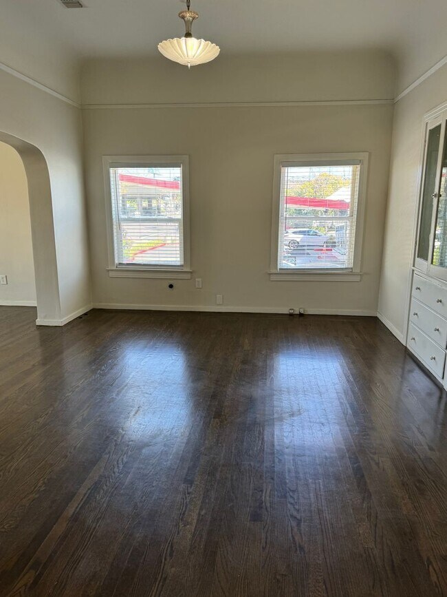 Building Photo - Remodeled 2bed/2bath HOME IN MIDTOWN! CENT...