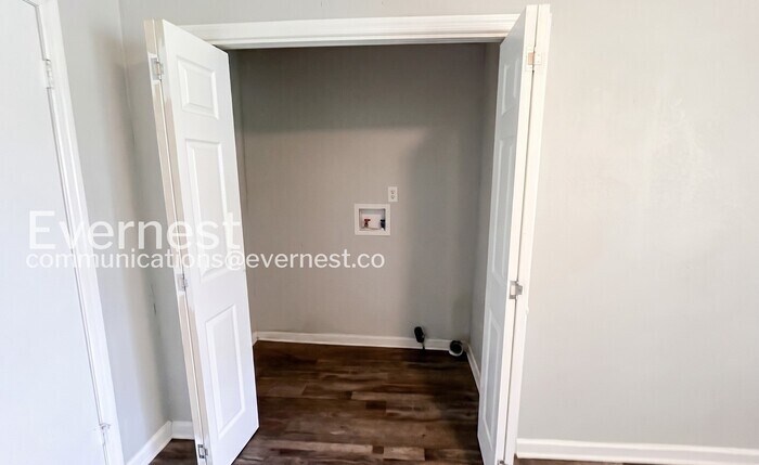 Building Photo - 3217 Plaza Cir
