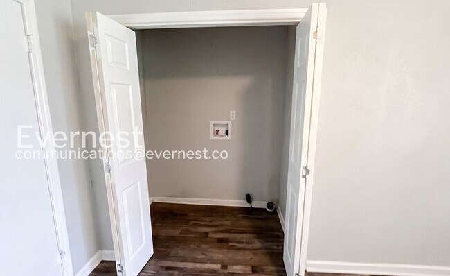 Building Photo - 3 Bed, 2 Bath Home with Modern Amenities / Pet-Friendly / Available Now!