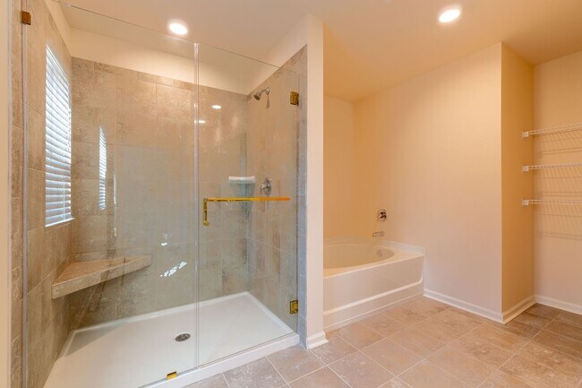 Building Photo - Spacious Family Home for Rent in Fairburn,...