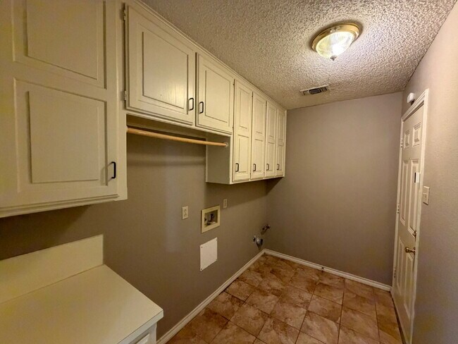 Building Photo - Nice Modern Home Located In Whisper Wood Near Tech. Includes access to pool & tennis court.