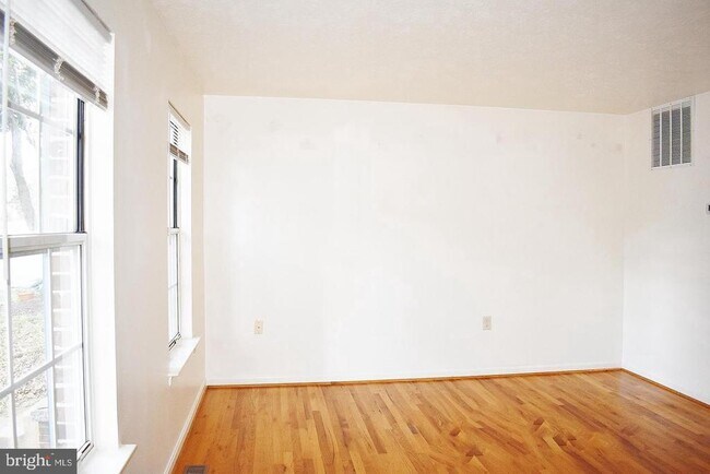 Building Photo - 107 Parkside Dr
