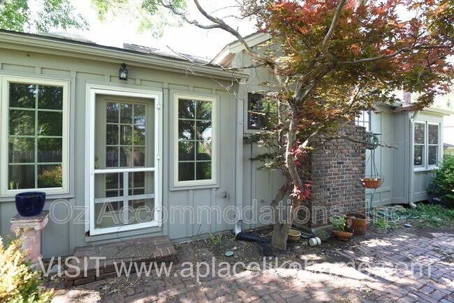 Building Photo - 4300 W 111th Terrace
