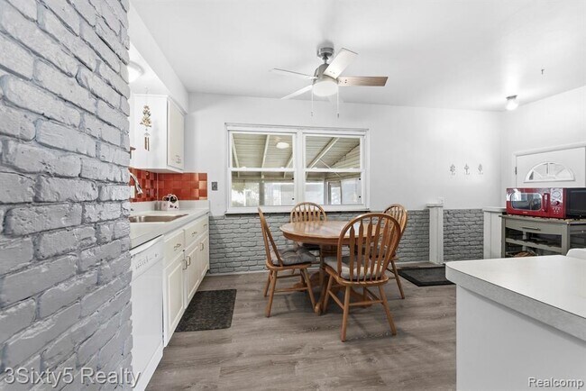 Building Photo - 5048 Glenis St