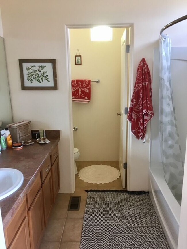 Building Photo - Beautiful Fully Furnished 2 Bedroom Townho...