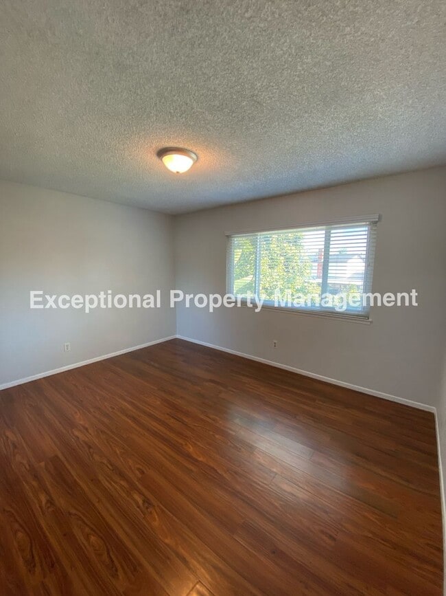 Building Photo - Ready to move in 4 bedroom 2 bath home