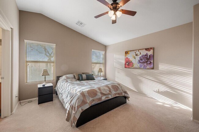 Building Photo - Move in ready 3 bedroom plus a den!