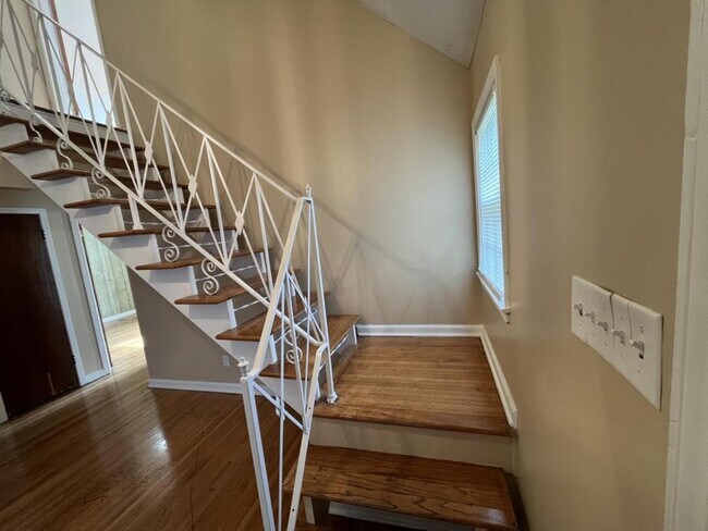 Building Photo - 2870 Dumbarton Oaks Dr