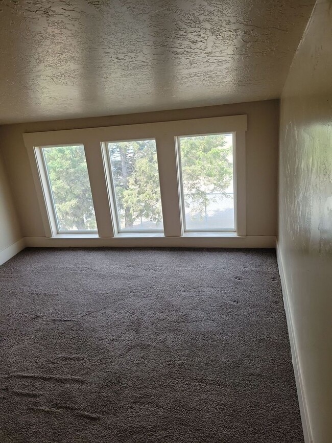 Building Photo - 6 bedroom, 2 bathroom house for rent in Je...