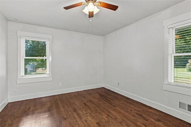 Building Photo - 208 Yancy Dr SE