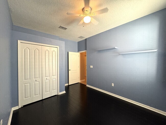 Building Photo - 920 Lost Grove Cir