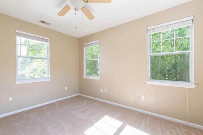 Building Photo - 2404 Leytonstone Dr