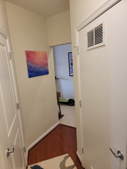 Building Photo - 309 Holland Ln