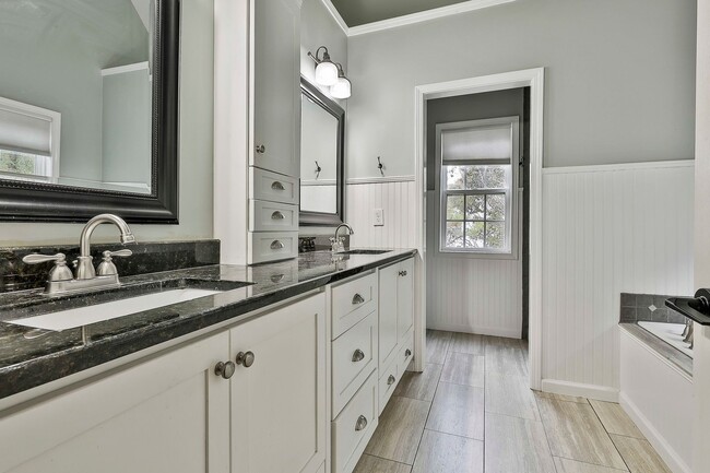 Building Photo - Luxury Millpond Manor Home in Starr’s Mill...