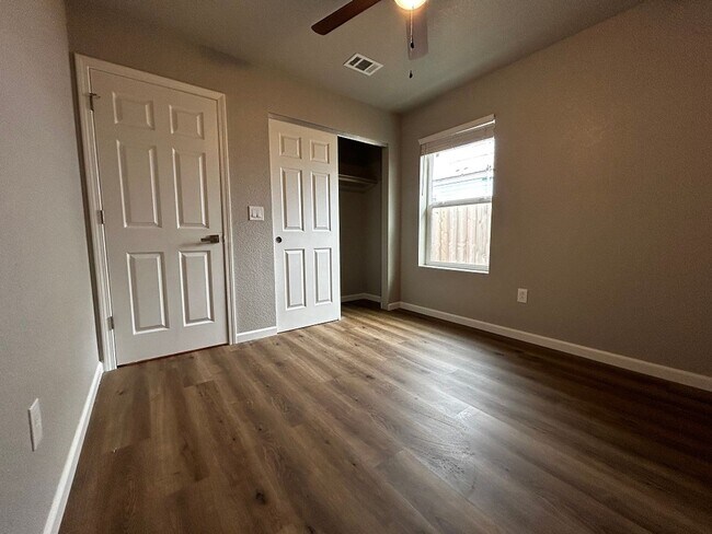 Building Photo - Coming Soon! 2 Bed/1 Bath Home