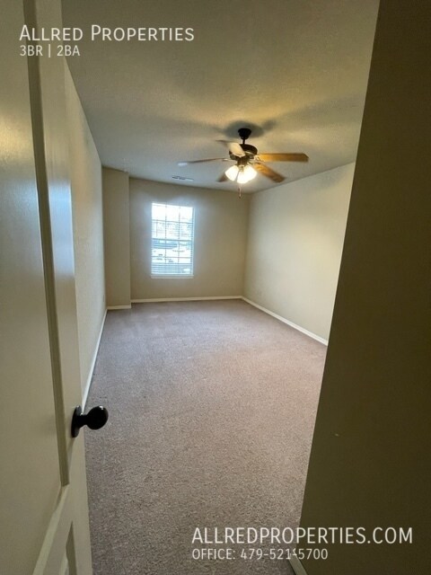 Building Photo - 1712 N Chestnut Ave