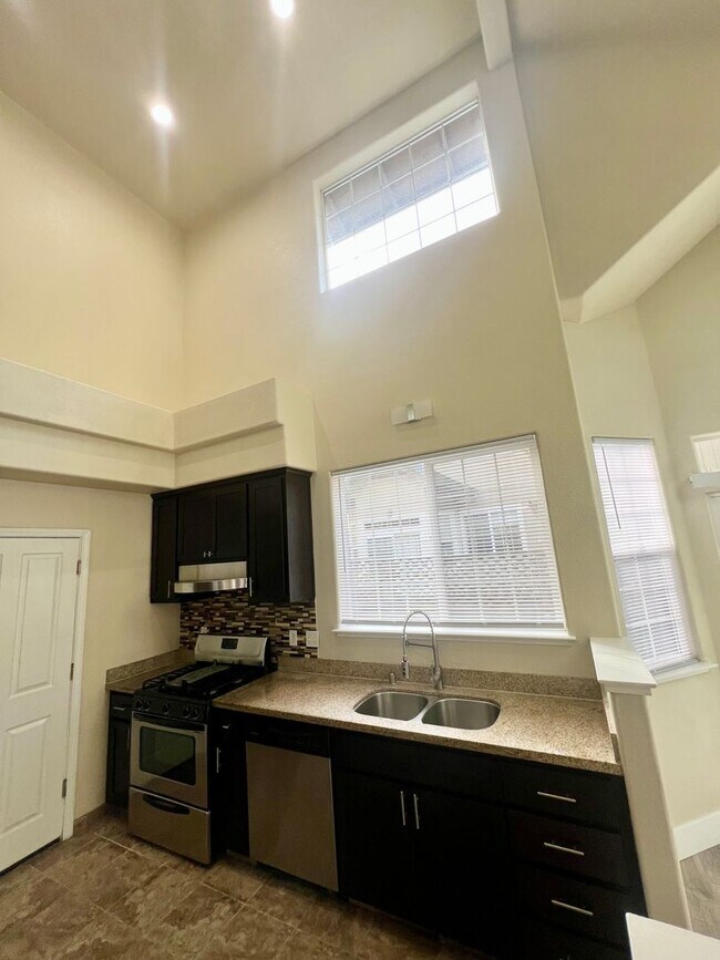 Building Photo - Come check out this lovely 3 bedroom 3 bath home Conveniently located near the Marlow Shopping ce...