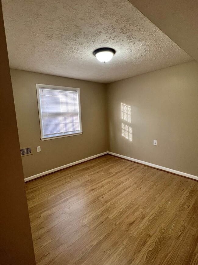 Building Photo - Adorable home in Highview