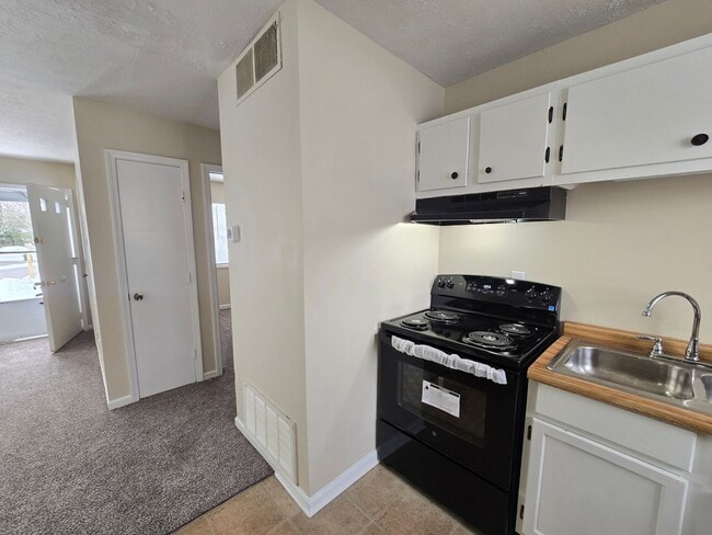 Building Photo - Nice, Recently Renovated, 3 Bedrooms, 1 Bath, Brick Ranch Home available Now! Located on a Cul de...